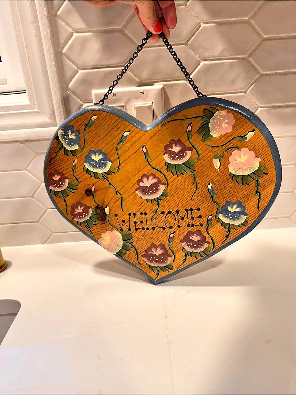 Vtg wood heart welcome door hanger